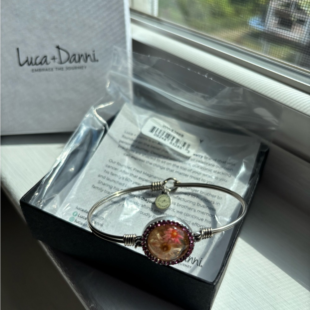 Luca + Danni Pink Wildflower
Bangle Bracelet
Regular / Silver Tone BNWT - Picture 2 of 4